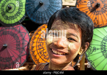 Young Girl wearing birman thanaka dans son visage Banque D'Images