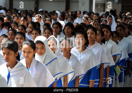 Dhaka, Bangladesh - 12 juin 2012 : les pratiques des étudiants du Bangladesh l'exercice physique à l'école de Dhaka, Bangladesh. Chaque jour, les étudiants ont à au Banque D'Images