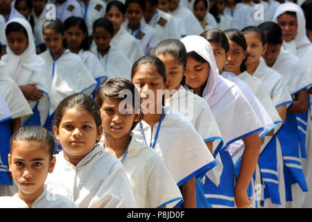 Dhaka, Bangladesh - 12 juin 2012 : les pratiques des étudiants du Bangladesh l'exercice physique à l'école de Dhaka, Bangladesh. Chaque jour, les étudiants ont à au Banque D'Images