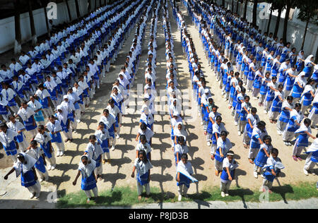 Dhaka, Bangladesh - 12 juin 2012 : les pratiques des étudiants du Bangladesh l'exercice physique à l'école de Dhaka, Bangladesh. Chaque jour, les étudiants ont à au Banque D'Images