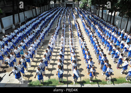 Dhaka, Bangladesh - 12 juin 2012 : les pratiques des étudiants du Bangladesh l'exercice physique à l'école de Dhaka, Bangladesh. Chaque jour, les étudiants ont à au Banque D'Images