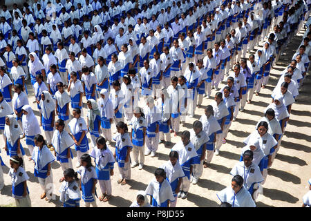 Dhaka, Bangladesh - 12 juin 2012 : les pratiques des étudiants du Bangladesh l'exercice physique à l'école de Dhaka, Bangladesh. Chaque jour, les étudiants ont à au Banque D'Images