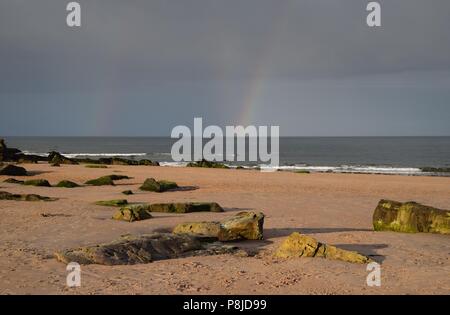 Double arc-en-ciel sur la plage de Dornoch. Banque D'Images