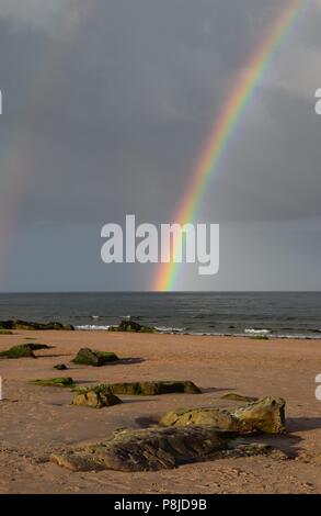 Double arc-en-ciel sur la plage de Dornoch. Banque D'Images