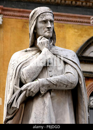 La statue de Dante Alighieri dans la Piazza dei Signori square, Vérone, Vénétie, Italie, italienne ( Durante degli Alighieri Dante Alighieri - ou simplement Dante 1265 - 1321 a été un grand poète italien de la fin du Moyen Âge. Sa Divine Comédie, initialement appelé Comedìa (italien moderne : Commedia) et plus tard baptisé Divina par Giovanni Boccaccio, est largement considéré comme le plus important poème du Moyen Âge et le plus grand travail littéraire en langue italienne ) Banque D'Images