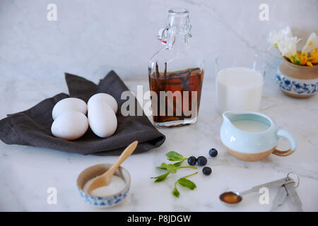 Crème brûlée ingrédients sur fond de marbre blanc Banque D'Images
