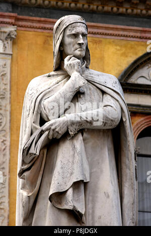 La statue de Dante Alighieri dans la Piazza dei Signori square, Vérone, Vénétie, Italie, italienne ( Durante degli Alighieri Dante Alighieri - ou simplement Dante 1265 - 1321 a été un grand poète italien de la fin du Moyen Âge. Sa Divine Comédie, initialement appelé Comedìa (italien moderne : Commedia) et plus tard baptisé Divina par Giovanni Boccaccio, est largement considéré comme le plus important poème du Moyen Âge et le plus grand travail littéraire en langue italienne ) Banque D'Images