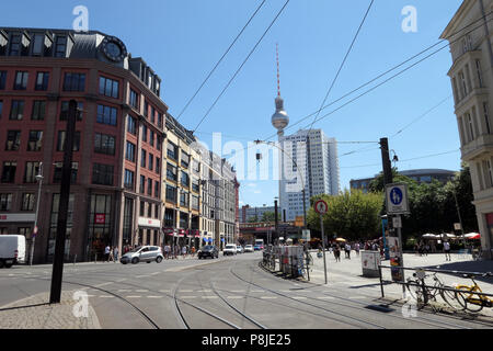 Berlin, Berlin / Allemagne 03 Juillet 2018 : Tram lignes de tramway à la place Hackescher Markt de Berlin mitte (Allemagne). Les gens qui marchent le long de la Banque D'Images