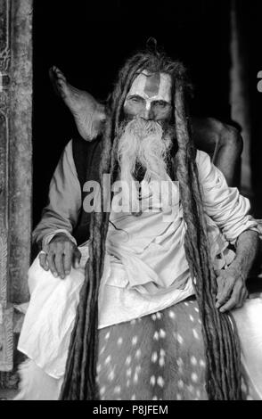 Un 84 ans VAISHNAVA SADHU, Vishnu, renonçant hindou suivant n'YOGA au temple de Pashupatinath Banque D'Images