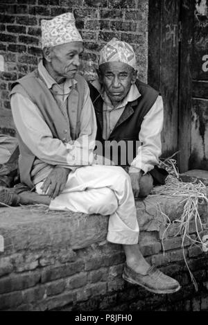 Les vieux amis ont une visite dans la ville traditionnelle de Bhaktapur dans la vallée du Népal Kathamandu Banque D'Images