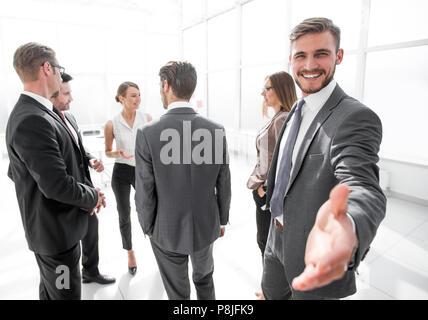 Smiling businessman donne hand for handshake Banque D'Images