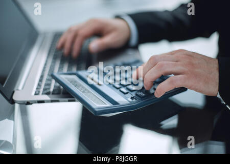 Close-up de l'homme d'affaires's Hand Using Calculator Banque D'Images