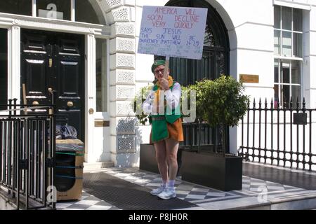 Neil Horan, également connu sous le nom de Grand Prix de prêtre ou le prêtre Danse, holding a placard panneau disant Nord auront bientôt décliner très rapidement Banque D'Images