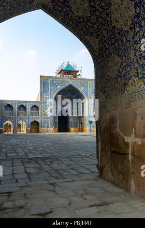 Vue à travers une arche à l'intérieur du grand carré de la mosquée cheikh Lotfollah, Isfahan, Iran. Banque D'Images