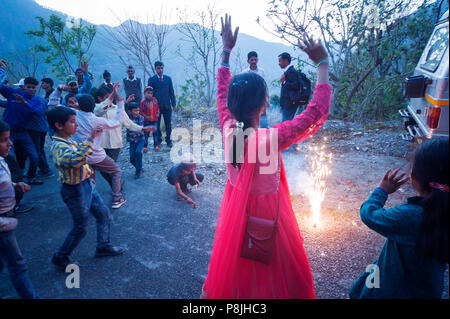 Les Indiens faisant un heureux mariage comemoration sur la route à Nandhour Adhora Village sur la vallée, les collines du Kumaon, Uttarakhand, Inde Banque D'Images