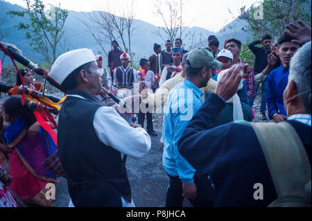 Les Indiens faisant un heureux mariage comemoration sur la route à Nandhour Adhora Village sur la vallée, les collines du Kumaon, Uttarakhand, Inde Banque D'Images