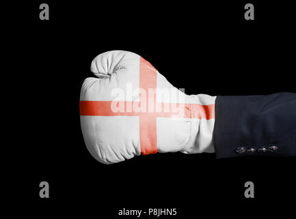 Homme de gant de boxe avec drapeau anglais sur noir Banque D'Images