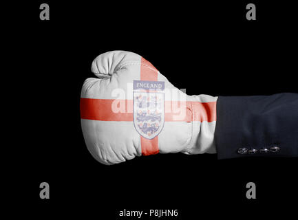 Homme de gant de boxe avec trois Lions en équipe d'Angleterre de football Flag sur noir Banque D'Images