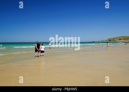 Les vacanciers sur la plage de Fistral, Newquay, Cornwall Banque D'Images