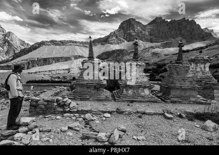 TODD LOVELL et chortens Bouddhistes près de NYERAK VILLAGE dans la gorge de la rivière Zanskar - Zanskar, Ladakh, INDE Banque D'Images