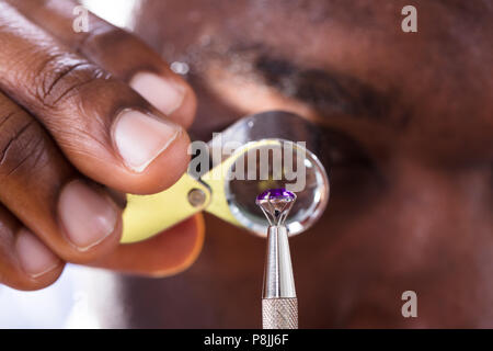 Close-up of Diamond dans l'examen Bijoutier Loupe Banque D'Images