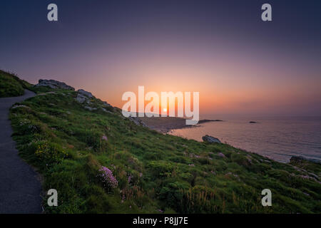 Sentier de randonnée le long de la côte de Cornouailles au coucher du soleil, St Ives, Cornwall, Angleterre Banque D'Images