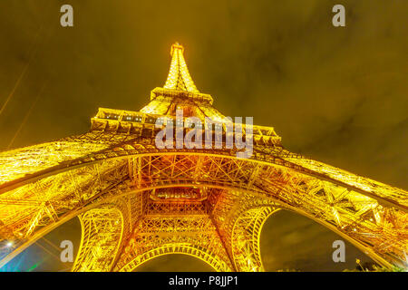 Paris, France - 30 juin 2017 : point de vue grand angle de Tour Eiffel, le symbole et l'icône de Paris. abaisser panorama depuis le bas dans le jardin du Champ de Mars à Paris, France. Cityscape par nuit. Banque D'Images