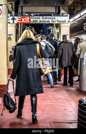 NEW YORK CITY - Mars 29, 2018 : Avis de Long Island Railroad les navetteurs à la Pennsylvania Station à New York. Banque D'Images