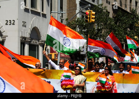 NEW YORK, NY - 21 août : dynamique et diversifiée les foules prendre part à la 36e défilé du jour de l'Inde de célébrer le Jour de l'indépendance de l'Inde sur Madison Avenue, M Banque D'Images