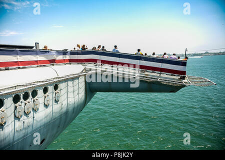 Droit de touristes sur l'avant tribord de l'USS Midway Banque D'Images