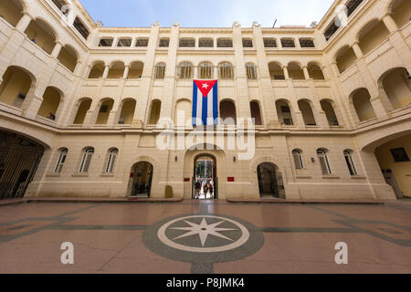 Vue extérieure du Museo de la Revolución, ancien palais de Fulgencio Batista, La Havane, Cuba Banque D'Images