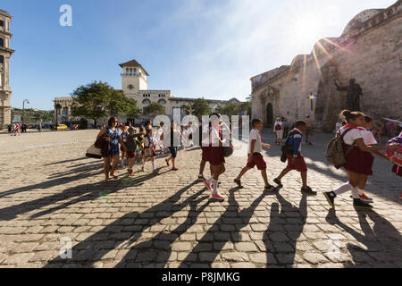 Les enfants de l'école sur un champ de classe voyage dans la Plaza de San Francisco, La Havane, Cuba Banque D'Images