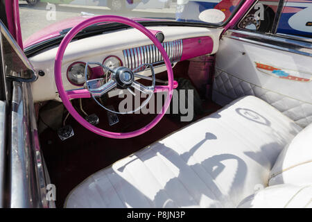 Voiture américaine classique utilisé comme taxi, connu localement comme almendrones, La Havane, Cuba. Banque D'Images