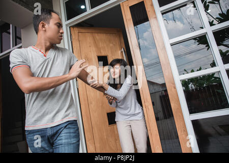 Homme marchant hors de porte au cours de discussion avec sa femme. couple having lutte et liquidation concept Banque D'Images