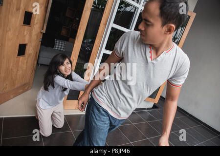 Homme marchant hors de porte au cours de discussion avec sa femme. couple having lutte et liquidation concept Banque D'Images