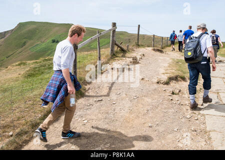 Personnes sur une journée à marcher le long d'un sentier dans la campagne. La grande crête, Peak District, Derbyshire, Angleterre, RU Banque D'Images