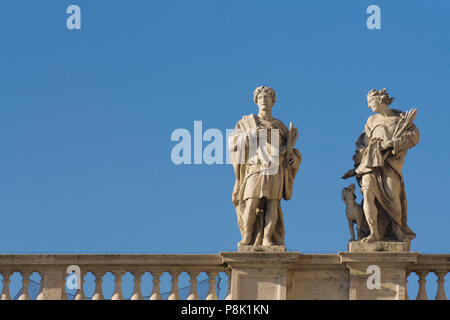 Les colonnades de l'ontop des statues à St Peter's square, Vatican, Rome, Italie Banque D'Images