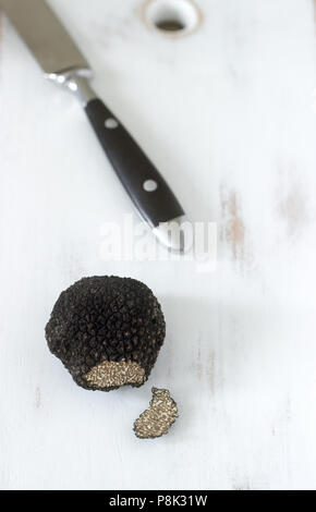 Truffe noire de champignons sur une table en bois. Trouvé dans la Moldavie en juillet 2018. Focus sélectif. Banque D'Images