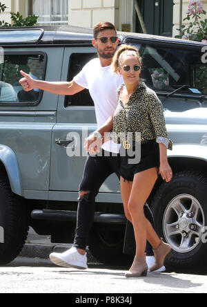 Caroline Flack et ami Andrew Brady sont vus marcher dans Londres avec : Andrew Brady, Caroline Flack Où : Birmingham, Royaume-Uni Quand : 11 Juin 2018 Crédit : Danny Martindale/WENN Banque D'Images