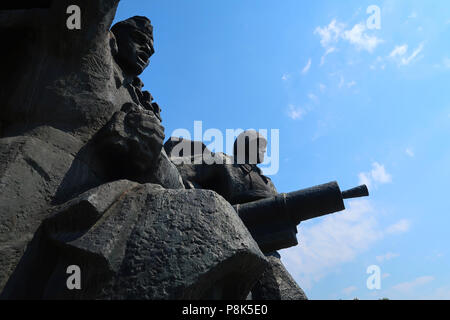 Une statue héroïque illustrant les troupes soviétiques traversant le fleuve Dniepr en 1943 au complexe du Musée national de l'histoire de l'Ukraine dans la seconde guerre mondiale a également appelé l'État ukrainien Musée de la Grande guerre patriotique, situé à la périphérie du tribunal de district Petchersky de Kiev, la capitale de l'Ukraine Banque D'Images