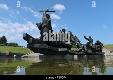 Une statue héroïque illustrant les troupes soviétiques traversant le fleuve Dniepr en 1943 au complexe du Musée national de l'histoire de l'Ukraine dans la seconde guerre mondiale a également appelé l'État ukrainien Musée de la Grande guerre patriotique, situé à la périphérie du tribunal de district Petchersky de Kiev, la capitale de l'Ukraine Banque D'Images