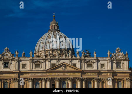 Magnifique vue sur la basilique Saint-Pierre avec lune sur ciel bleu, Cité du Vatican, Rome Banque D'Images