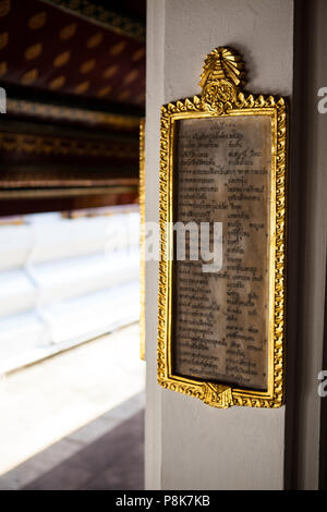 Par écrit, sur un élément au sein de Wat Phra Kaew à Bangkok, Thaïlande Banque D'Images