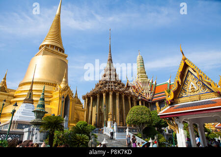 Vue de la Phra Sri Rattana Chedi de style Sri Lankais au Wat Phra Kaew à Bangkok en Thaïlande Banque D'Images