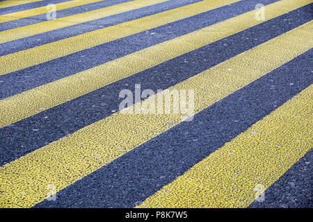 Route de niveau avec un jaune. La texture de la piste Banque D'Images