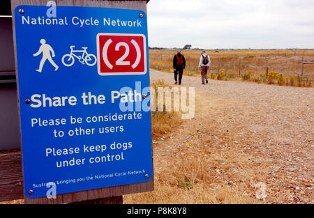 Vue d'un National Cycle Network partager le chemin signe. Banque D'Images