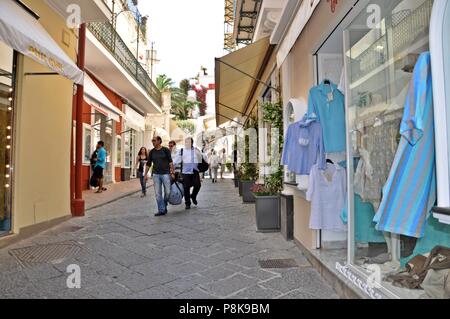 Capri, Italie - 18 mai 2013 : Les gens de marcher sur la rue commerçante avec boutiques sur les côtés gauche et droit Banque D'Images