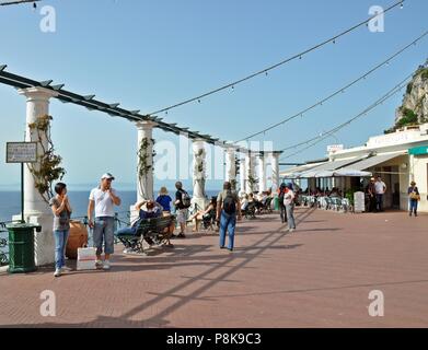 Capri, Italie - 18 mai 2013 : les gens, les touristes marcher sur le front square et à la recherche à la mer bleue en arrière-plan Banque D'Images