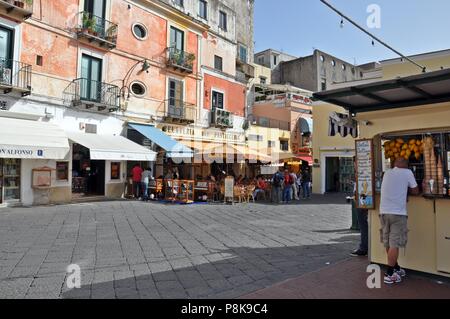 Capri, Italie - 18 mai 2013 : journée d'été sur la place commerçante avec de vieux bâtiments traditionnels et les touristes Banque D'Images