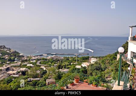 Capri, Italie - 18 mai 2013 : Paysage de l'île, vue de dessus, avec un jardin, d'arbres verts et mer bleue en arrière-plan Banque D'Images